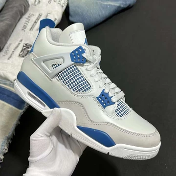 Jeman hält den Jordan 4 Military Blue in der Hand