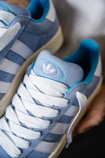 Campus 00s Baby Blue in der Hand vom Model Details