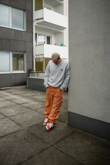 Campus 00s amber Tint - Fit Pic an der Wand (3)