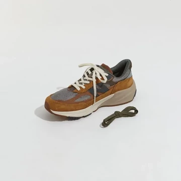 Carhartt WIP New Balance 990v6 seitlich von Oben