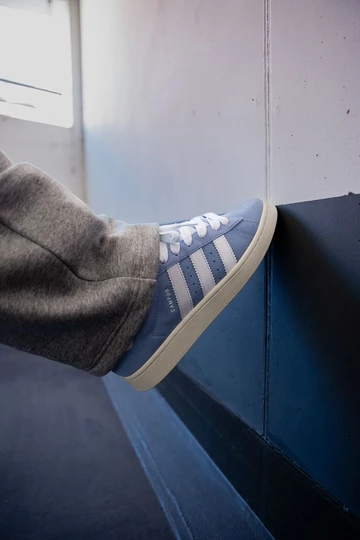 Campus 00s Baby Blue am Fuß an der Wand