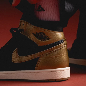 Jordan 1 High Black Metallic Gold Mood 3