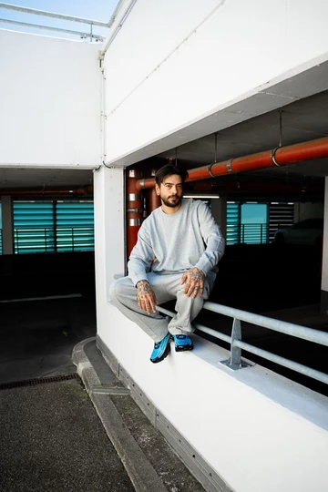 Air Max Plus 3 Laser Blue Lookbook Shoot mit Lenny im Parkhaus