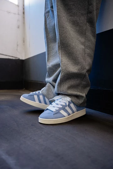 Campus 00s Baby Blue am Fuß