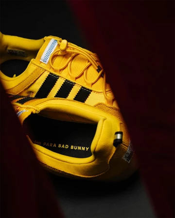Bad Bunny x adidas Ballerina Bold Gold Lookbook Detail Paar Mittelfußbereich
