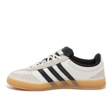 Die Innenseite der Bad Bunny adidas Gazelle Indoor White