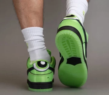 The Powerpuff Girls Nike SB Dunk Low Buttercup von hinten on-feet