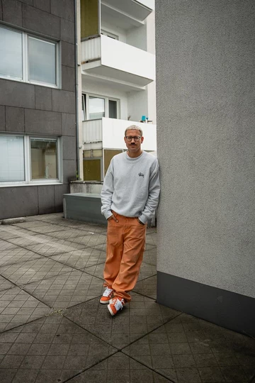 Campus 00s amber Tint - Fit Pic an der Wand