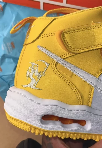 Off-White Nike Air Force 1 Mid Varsity Maize Detail Logo