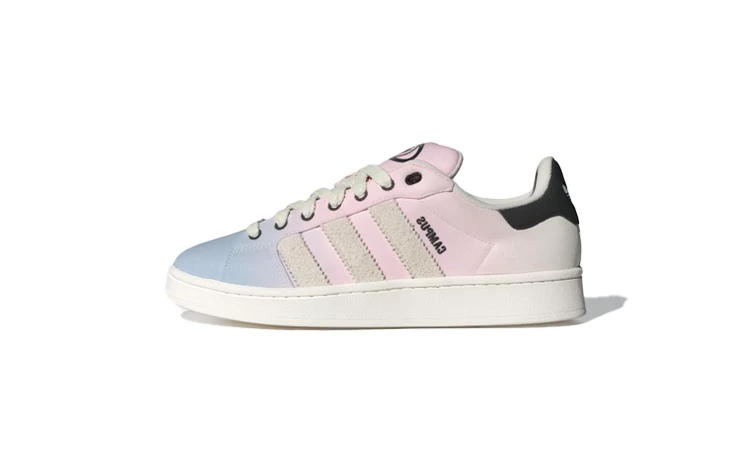 Der adidas Campus 00s Wonder Blue Clear Pink von außen auf weißem Hintergrund