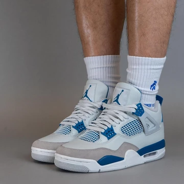 Yankeekicks trägt den Jordan 4 Military Blue