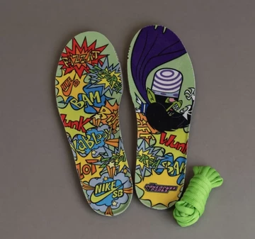 The Powerpuff Girls Nike SB Dunk Low Buttercup toebox sohle und schnürsenkel