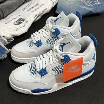 Jeman hält den Jordan 4 Military Blue in der Hand