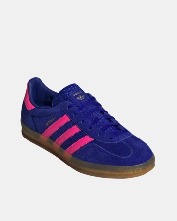 adidas Gazelle Indoor Lucid Blue leicht schräg von vorne