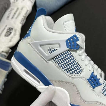 Jeman hält den Jordan 4 Military Blue in der Hand