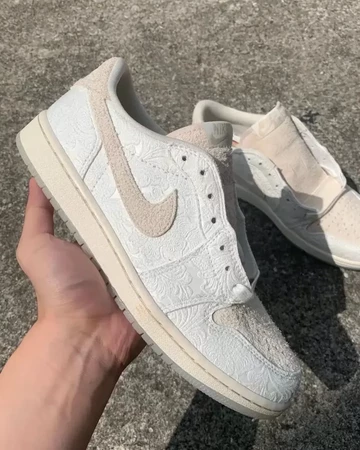 Chris Paul Jordan 1 Low OG Light Cream Sail In Hand Außenseite