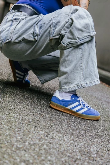 adidas Gazelle Indoor Blue am Fuß