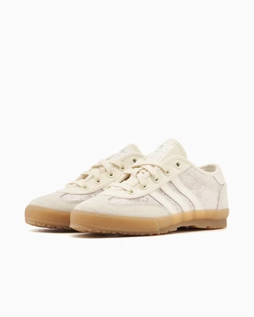 Naked x adidas Crystal White Tischtennis Paar schräg seitlich