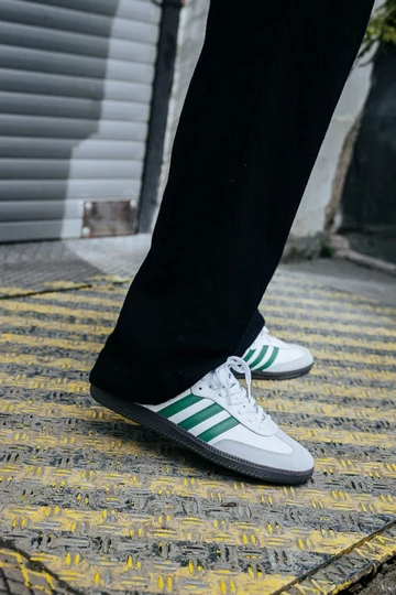 adidas Samba Collegiate am Fuß