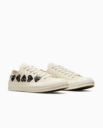 CDG Converse Chuck 70 Lo Milk Heart beide von der seite