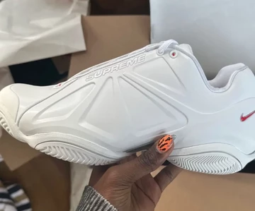 Supreme x Nike Air Zoom Courtposite Lil Yachty zeigt den weißen Schuh