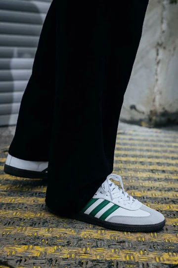 adidas Samba Collegiate am Fuß