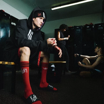 KORN x adidas Adilette 30th Anniversary am Fuß mit Model