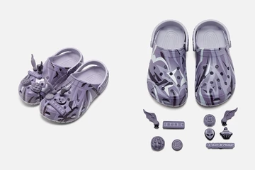Der CLOT Crocs Classic Clog Purple mit allen einzelnen Jibbitz Stecker