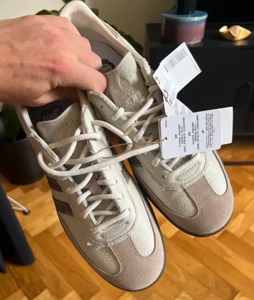Nice Kicks adidas Samba - jemand hält die Schuhe in der Hand und zeigt sie in die Kamera