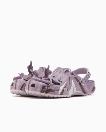 Der CLOT Crocs Classic Clog Purple von schräg außen