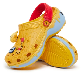 Winnie The Pooh x Crocs Classic Platform Clog Fließender Honig Paar seitlich