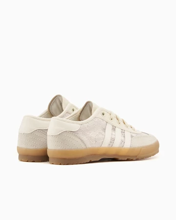 Naked x adidas Crystal White Tischtennis schräg von hinten