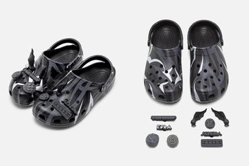 Der CLOT Crocs Classic Clog Black mit allen Jibbitz-Ansteckern