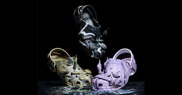 Alle drei Colorways der CLOT x Crocs Kollaboration (lila, schwarz, oliv)