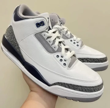 Jordan 3 White Midnight Navy von der Seite in der Hand