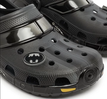Batman x Crocs Classic Clog Batmobile Detailbild