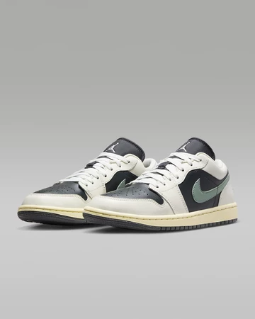 Jordan 1 Low Jade Smoke schräg Ansicht