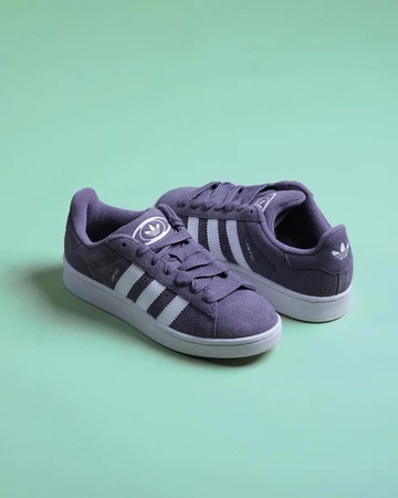 adidas Campus 00s Shadow Violet lila Schuhe mit grünen hintergrund