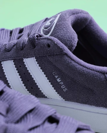 adidas Campus 00s Shadow Violet Closeup mit grüne, Hintergrund