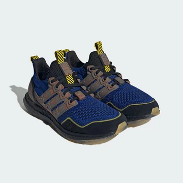 Fortnite x adidas UltraBOOST Royal Paar schräg seitlich