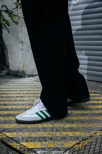adidas Samba Collegiate am Fuß