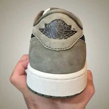 Air Jordan 1 Low OG Medium Olive von hinten