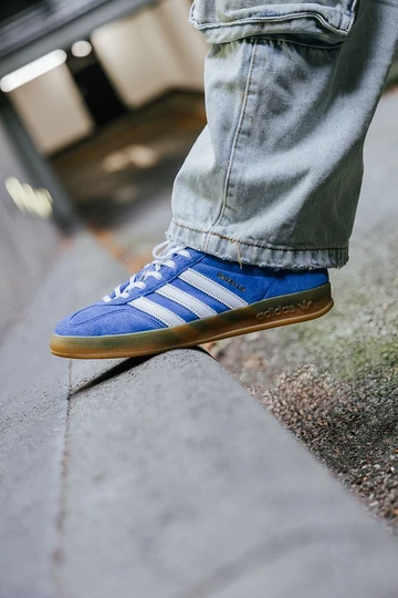 adidas Gazelle Indoor Blue am Fuß