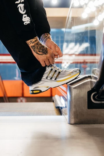 adidas Adistar Cushion 3 Gold Metallic - Christopher bindet den Schuh