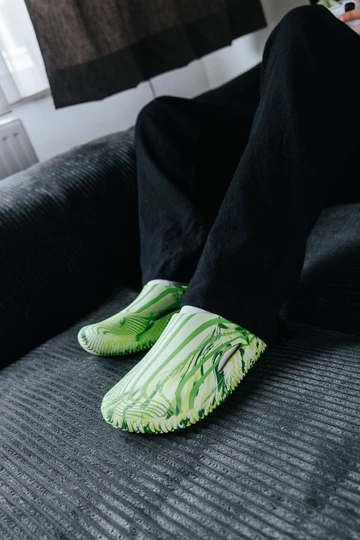 Palace x Crocs Mellow Clog Celery am Fuß