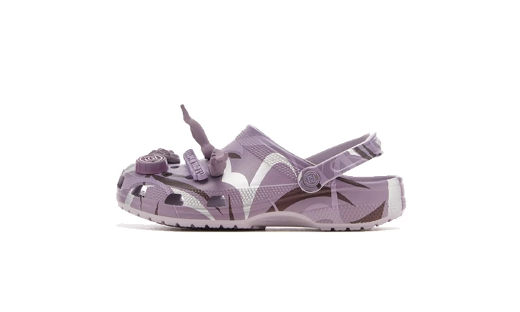 Der CLOT Crocs Classic Clog Purple von außen