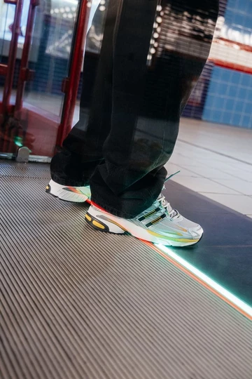 adidas Adistar Cushion 3 Gold Metallic - am Fuß