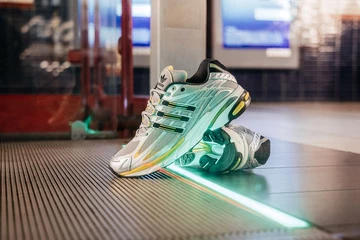 adidas Adistar Cushion 3 Gold Metallic - Der Schuh lehnt an einer Wand