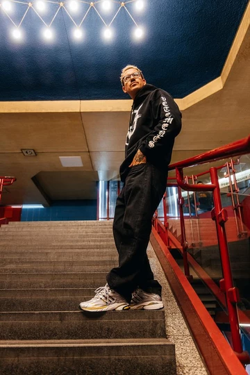 adidas Adistar Cushion 3 Gold Metallic - Christopher trägt den Schuh und steht auf einer Treppe