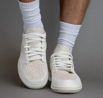 Chris Paul Jordan 1 Low OG Light Cream Sail On Feet von Vorne
